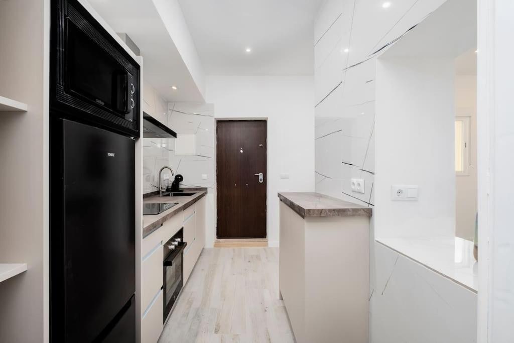 Newly Refurbished Modern 2-Bed Apartment In Heart Of トレモリノス エクステリア 写真