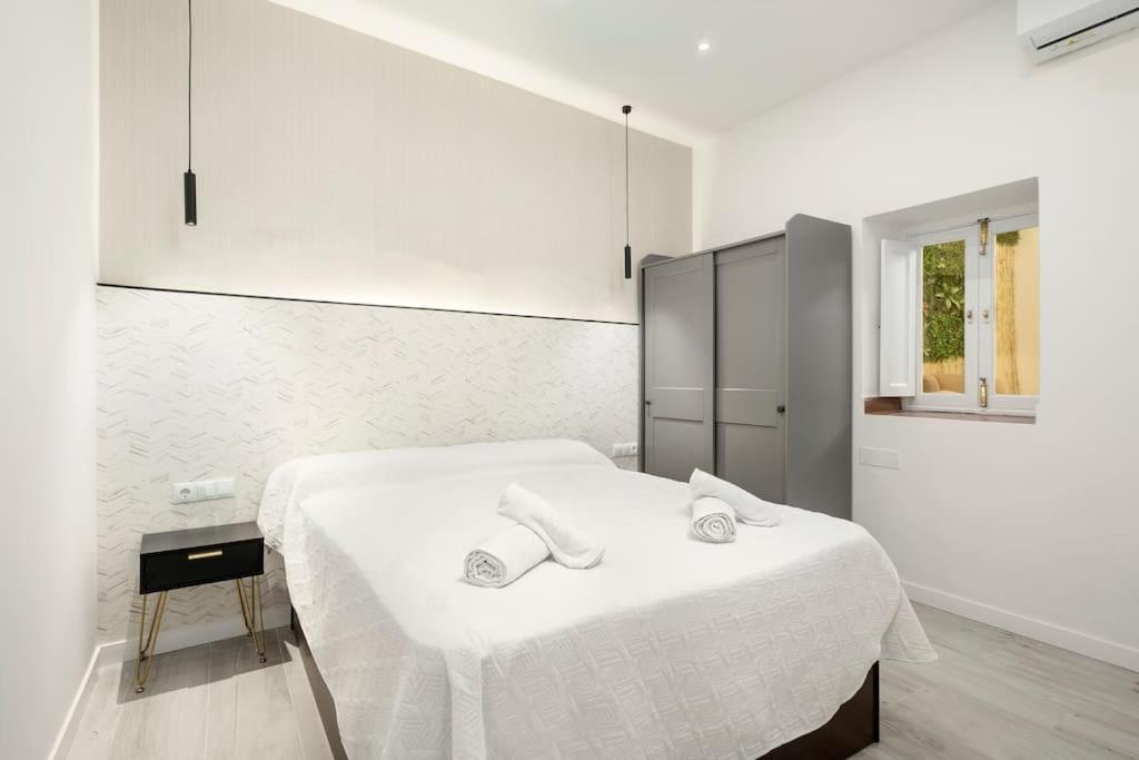 Newly Refurbished Modern 2-Bed Apartment In Heart Of トレモリノス エクステリア 写真