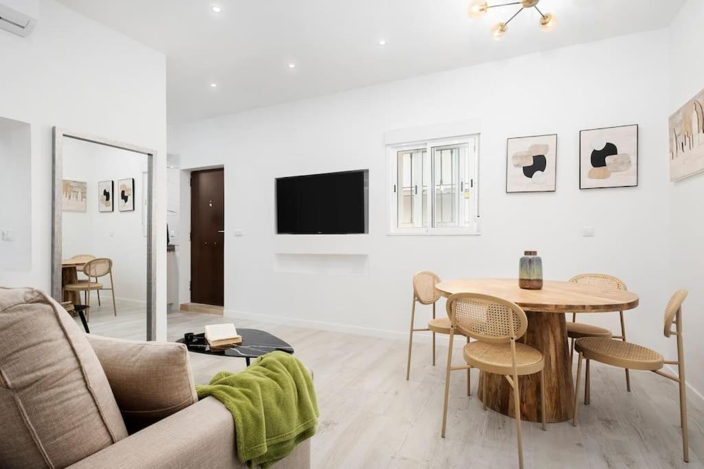 Newly Refurbished Modern 2-Bed Apartment In Heart Of トレモリノス エクステリア 写真