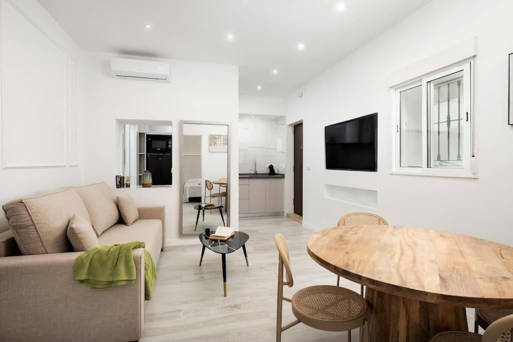 Newly Refurbished Modern 2-Bed Apartment In Heart Of トレモリノス エクステリア 写真