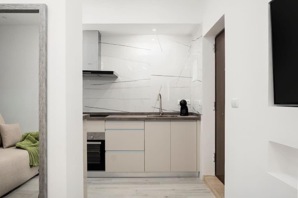 Newly Refurbished Modern 2-Bed Apartment In Heart Of トレモリノス エクステリア 写真