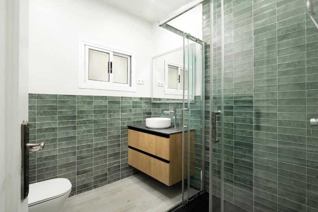 Newly Refurbished Modern 2-Bed Apartment In Heart Of トレモリノス エクステリア 写真