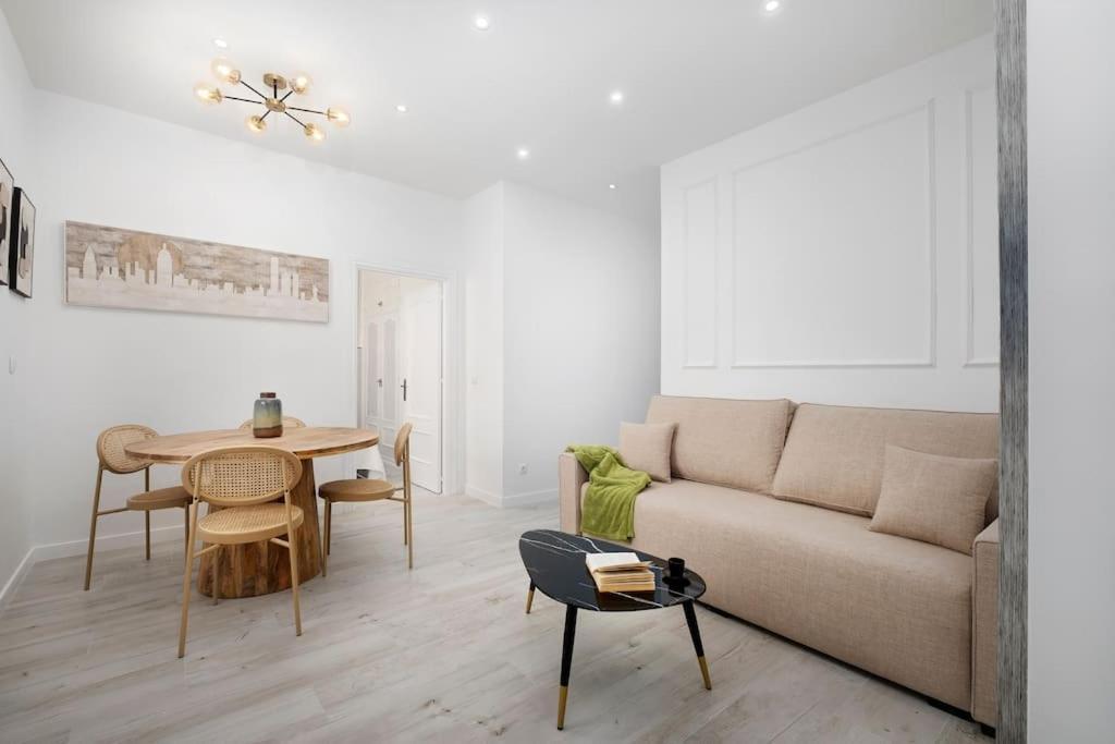 Newly Refurbished Modern 2-Bed Apartment In Heart Of トレモリノス エクステリア 写真